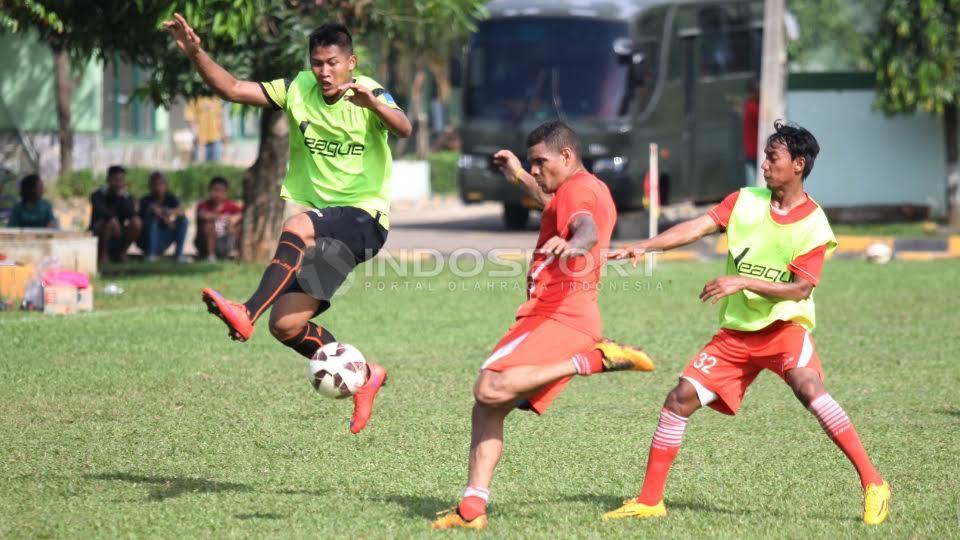 Striker Persija Jakarta, Jose Adolfo Guerre (tengah) melakukan tendangan ke gawangan dijaga ketat dua rekannya.